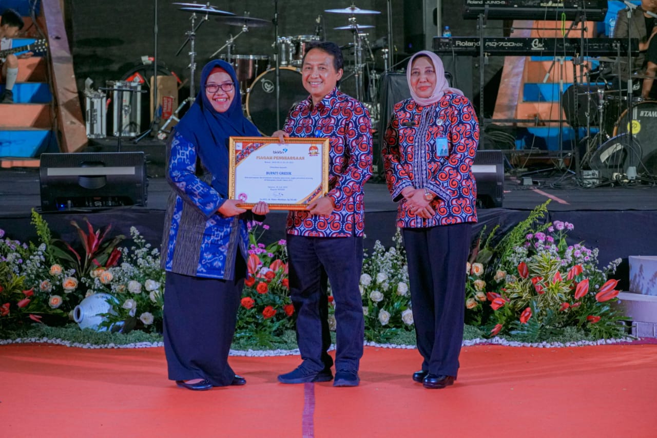 Komitmen Bupati Gresik Turunkan Angka Prevalensi Stunting Berbuah Penghargaan Dari BKKBN RI